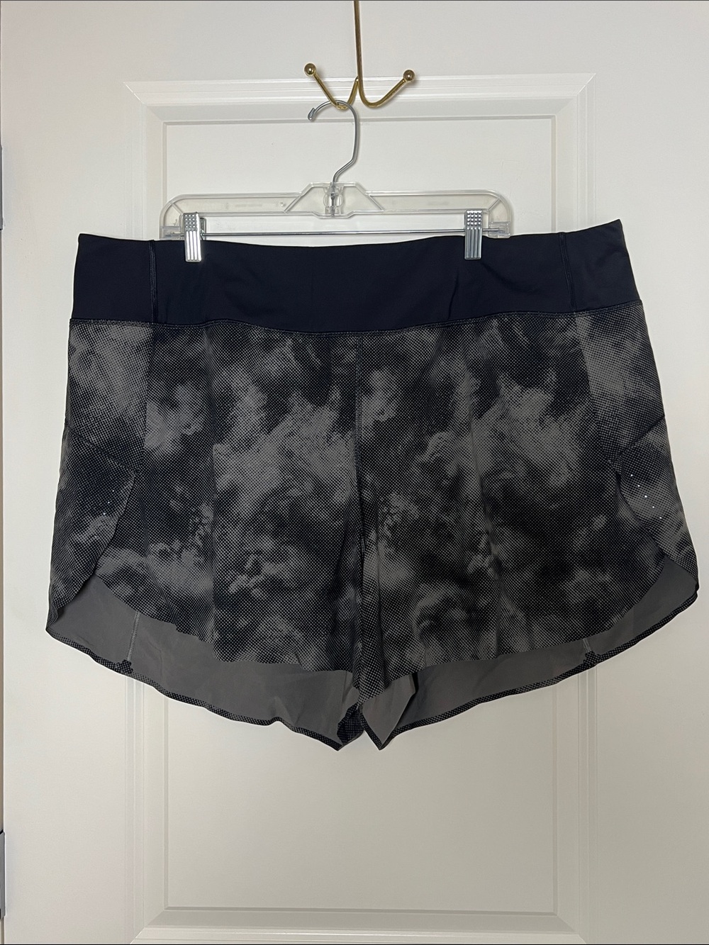 Athleta Black and Gray Athletic Run With It Printed 3.5” Shorts 3X